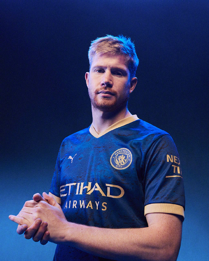 心系老东家，维尼修斯晒穿达尼洛弗拉门戈13号球衣打游戏