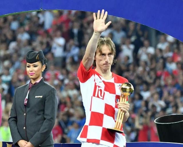 上海市政府向海港赠送冠军贺礼：木雕雄鹰和冠军奖杯刺绣