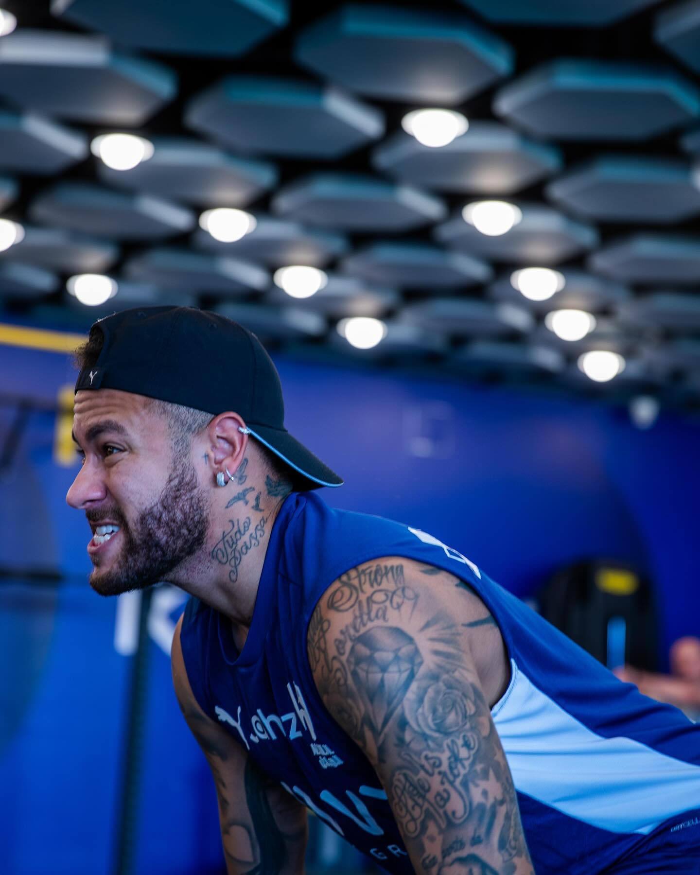 阿斯报：巴萨后卫埃里克·加西亚，未来三场仍将佩戴面罩出战（阿斯：埃里克·加西亚未来三战仍将佩戴面罩为巴萨出战）