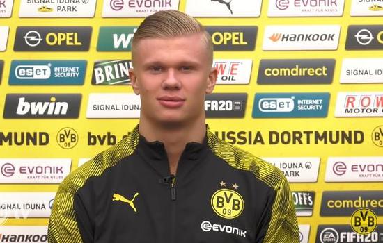 足球曝英超豪门盯上天才中卫，报价或破纪录（英超豪门相中天才中卫，转会报价或创纪录）