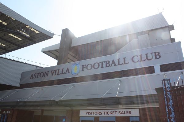 曼联发布年终大合影，眼尖球迷发现谢什科像是被P上去的（曼联晒年终合照，细心球迷称谢什科疑似后期拼接）