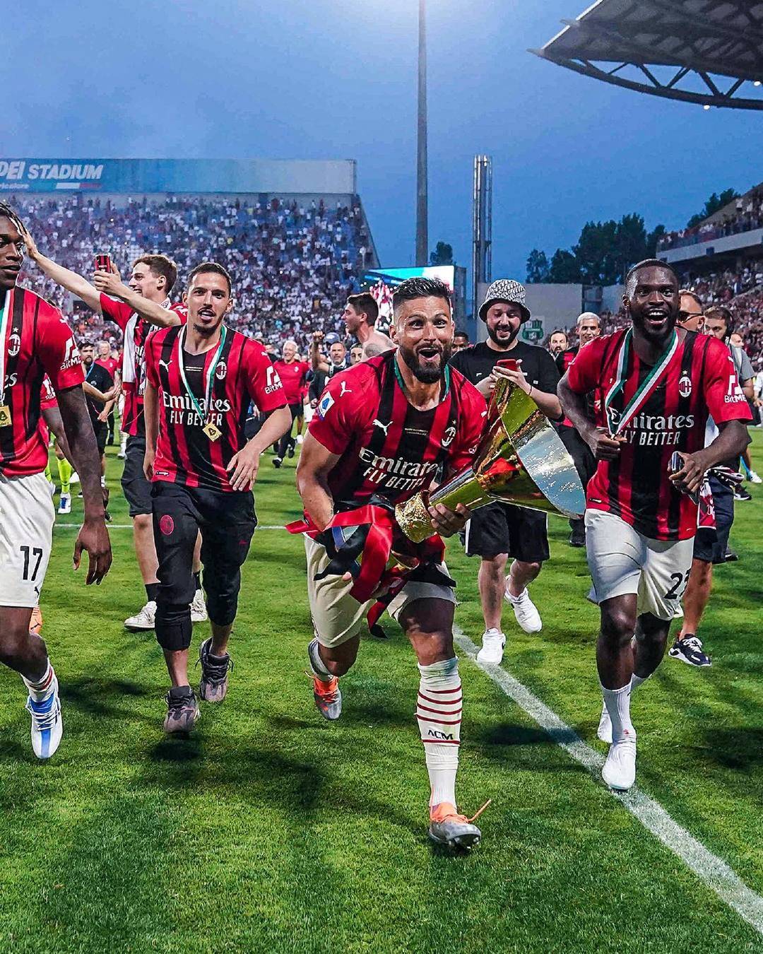 斯科尔斯、卡拉格都认为：哈白布是足球历史上最佳中场组合（斯科尔斯与卡拉格一致认定：哈白布堪称足坛史上最强中场三人组）