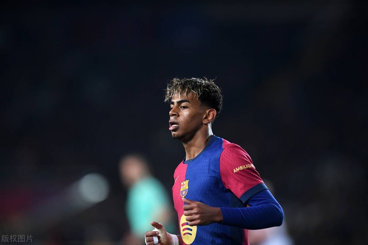 欧洲足坛疯狂周末诞生 豪门心系欧战冷门跌爆（欧洲足坛上演疯狂周末：豪门为欧战分心，冷门频出）