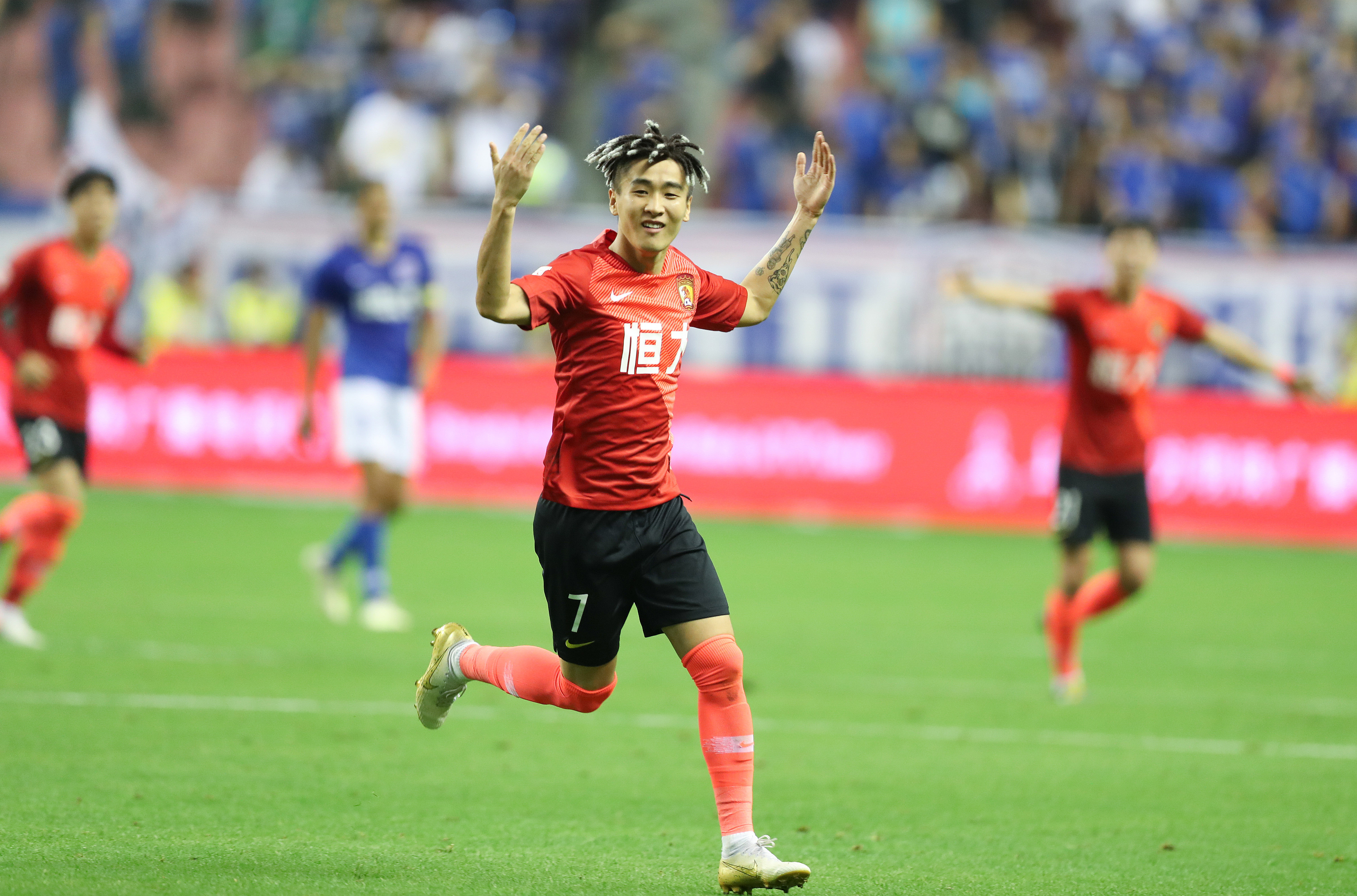 独眼战神！布基纳法索进球功臣米农古，左眼已完全失明（布基纳法索功臣米农古：克服左眼失明，奉献关键进球）