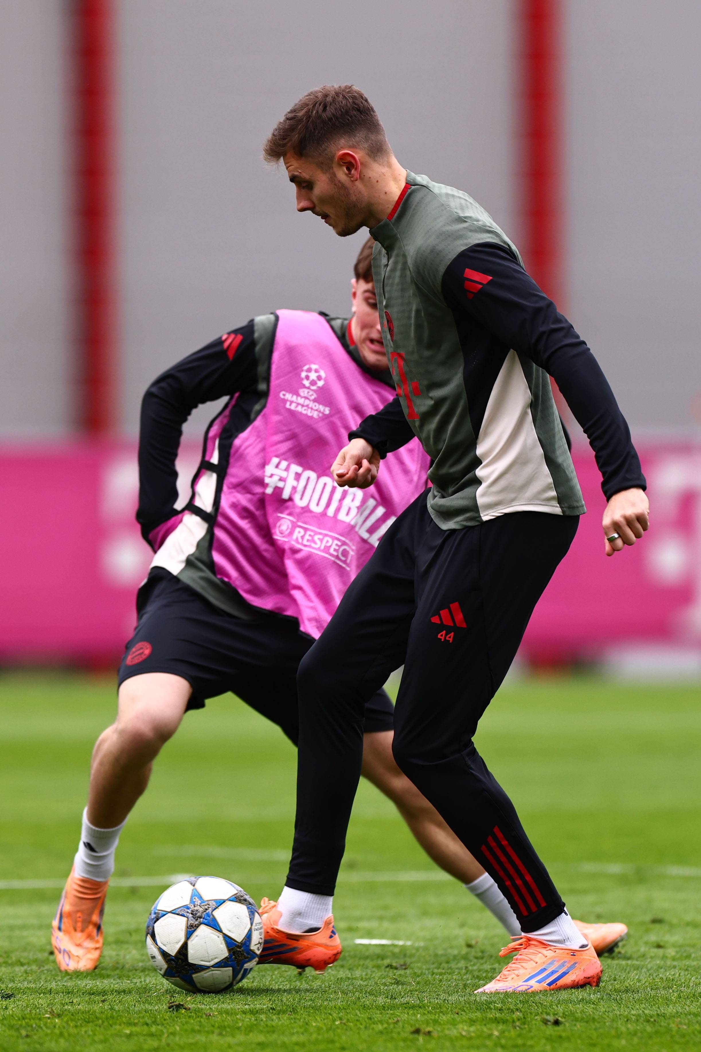 穆帅的本菲卡1米98门将受到英超球队关注，售价在4000万欧元（英超多队盯上穆帅麾下本菲卡1米98门将，标价约4000万欧元）