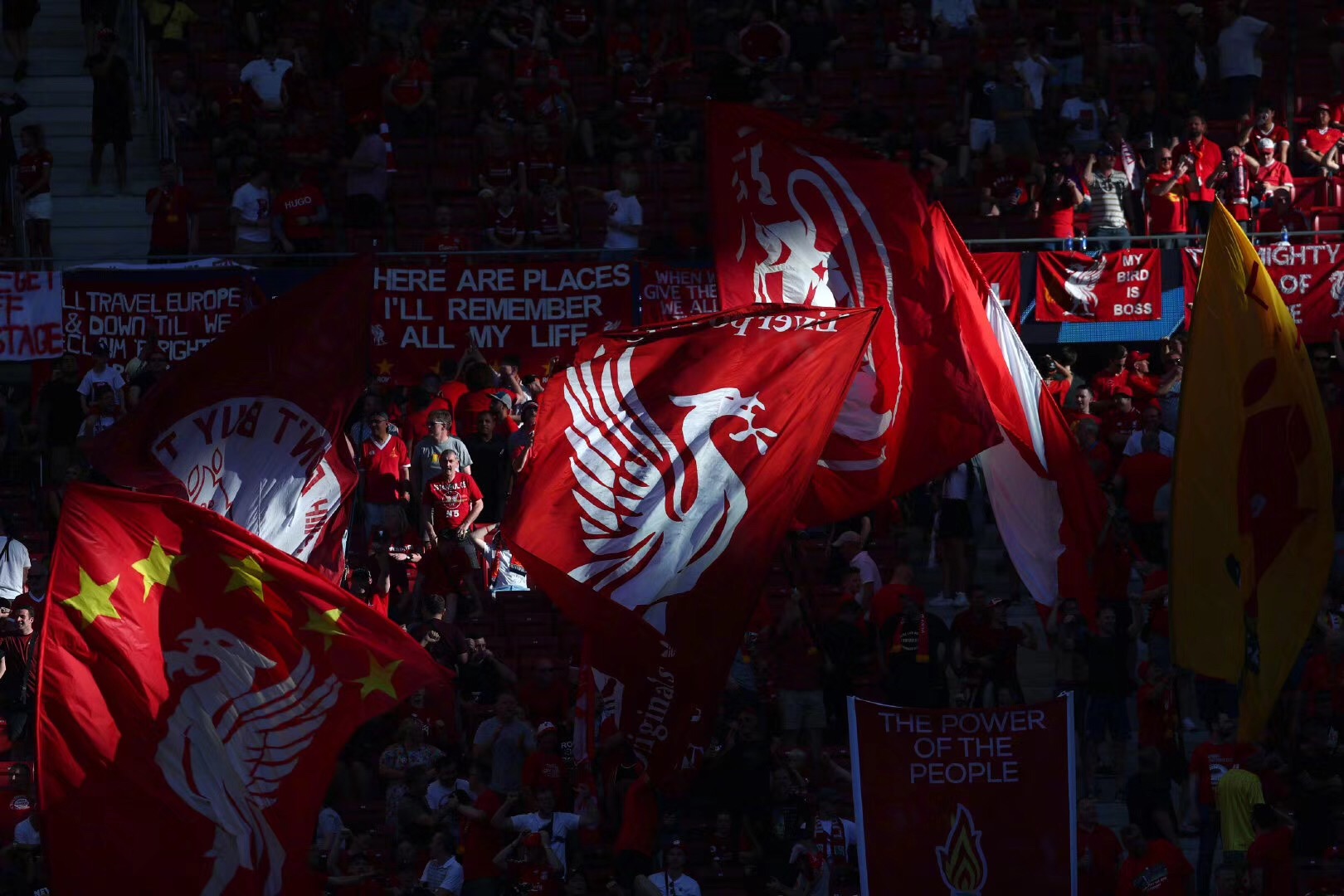 内维尔：这绝对是一场疯狂的比赛，整个球场的球迷都麻木了（内维尔：这场比赛太疯狂，全场球迷都已麻木）