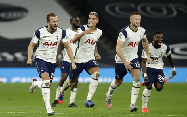 U22国足力克韩国U22，球迷在球员谢场时高喊“雄起”（U22国足击败韩国U22，谢场时球迷高呼“雄起”）