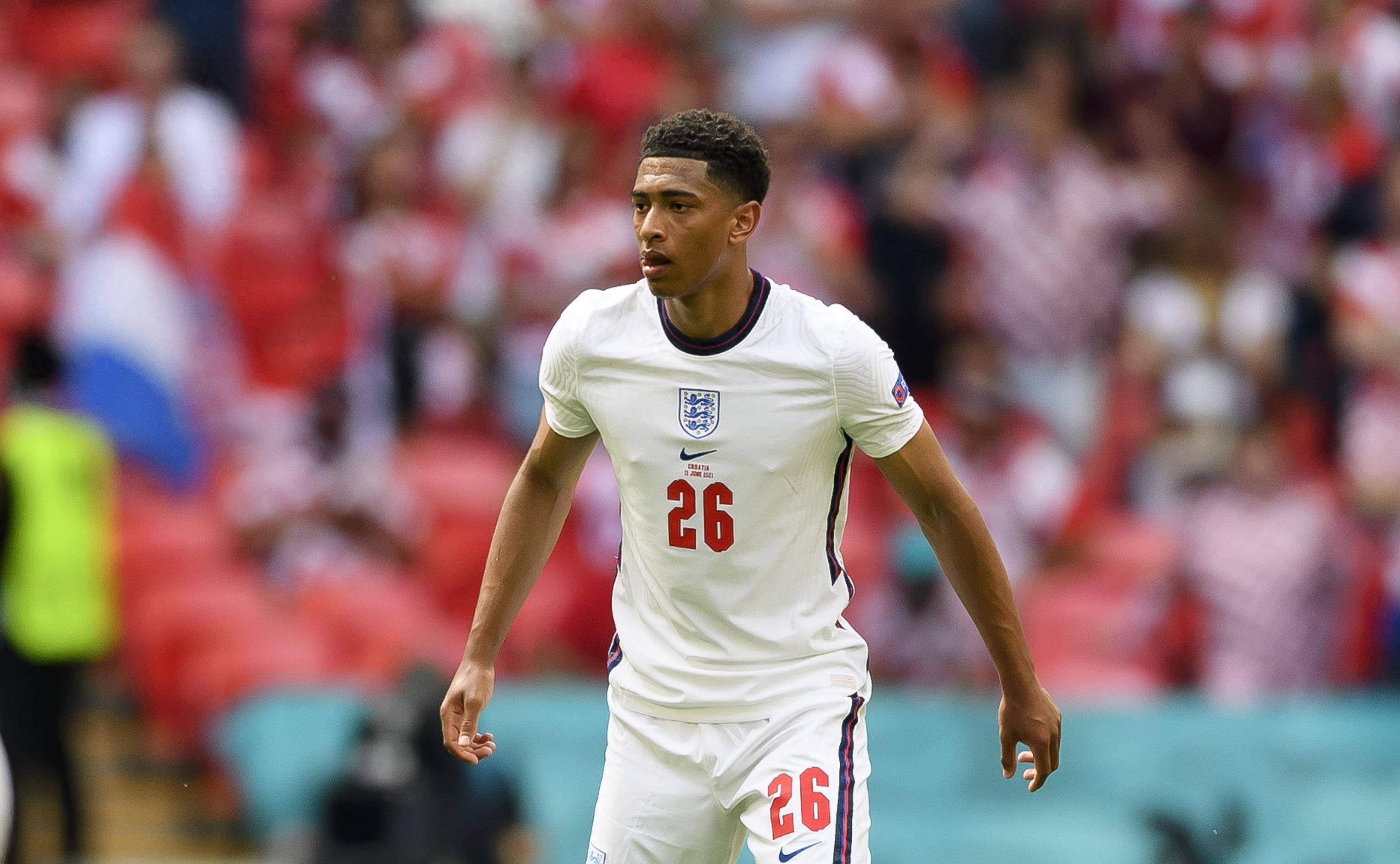 英国女歌手利帕现场观看阿根廷国家德比，并与里克尔梅合影