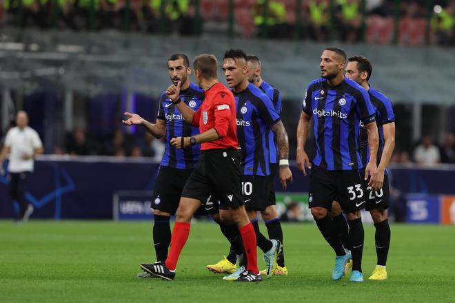 球星突破防线制造绝佳机会