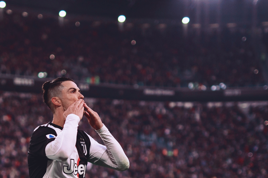 津门虎以1亿投资逆袭联赛前六，培养出三名国脚新星，展现草根逆袭与青训潜力。